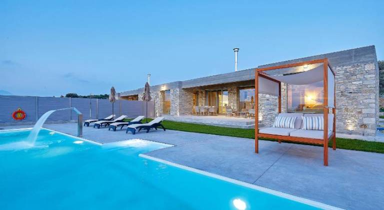 Villa with barbecue, pool & jacuzzi in Heraklion