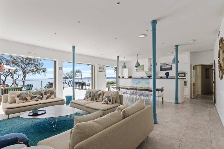 Villa with Stunning Views of the Gulf of Saint-Tropez, Beach 200 m Away — photo 3