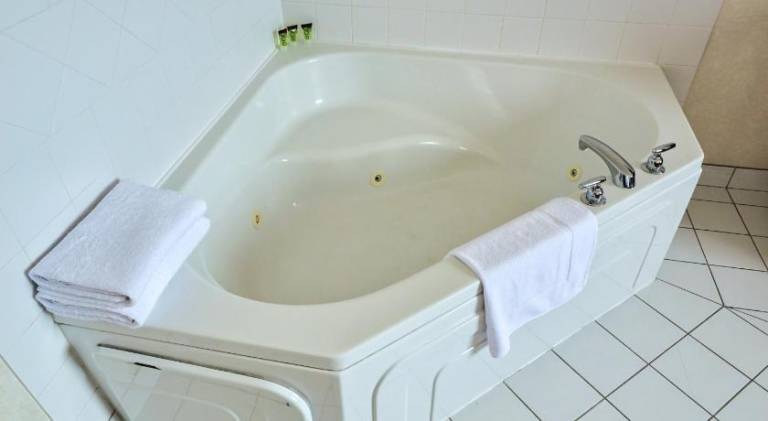 Continental Inn & Suites — photo 5