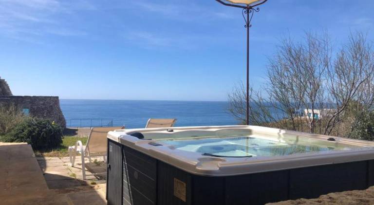 Vacation home with jacuzzi in Patu