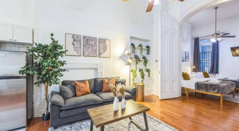 Large Historical Center City 1BR that Sleeps 4 in Philadelphia, PA