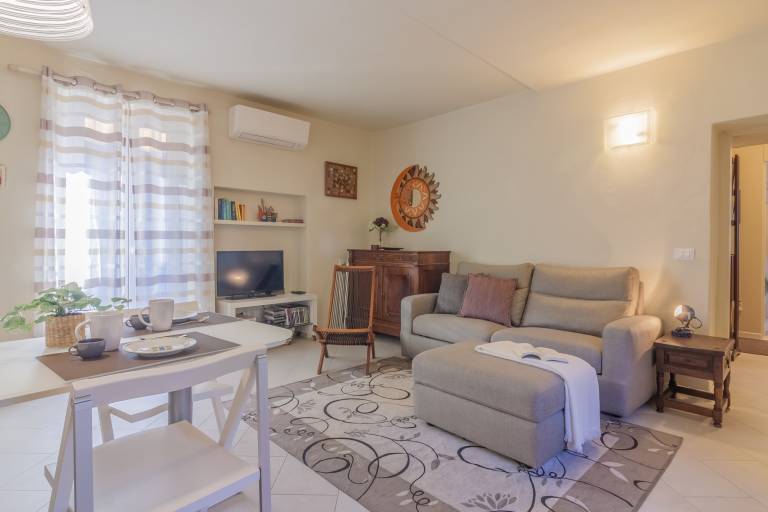 Holiday apartment with patio in Varenna