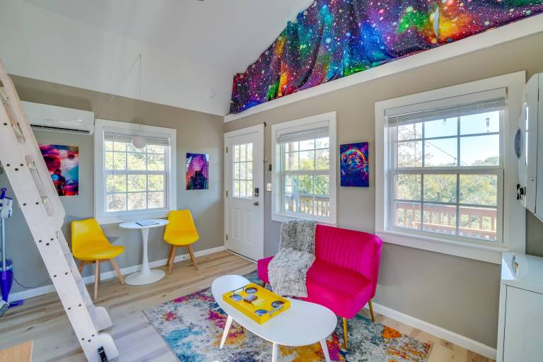 'Galactikitty' - Quirky Cabin Near Lake Brownwood! — photo 3
