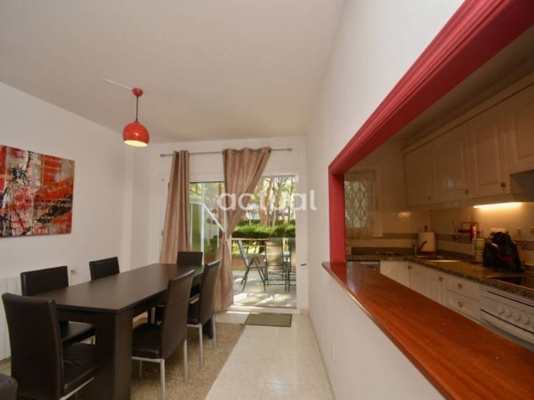 Rental apartment with barbeque, pool & yard — photo 2