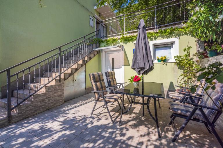 Apartment with terrace, yard & grill — photo 3