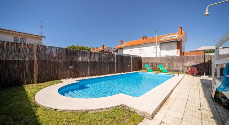 House with private pool, terrace & grill in Braga