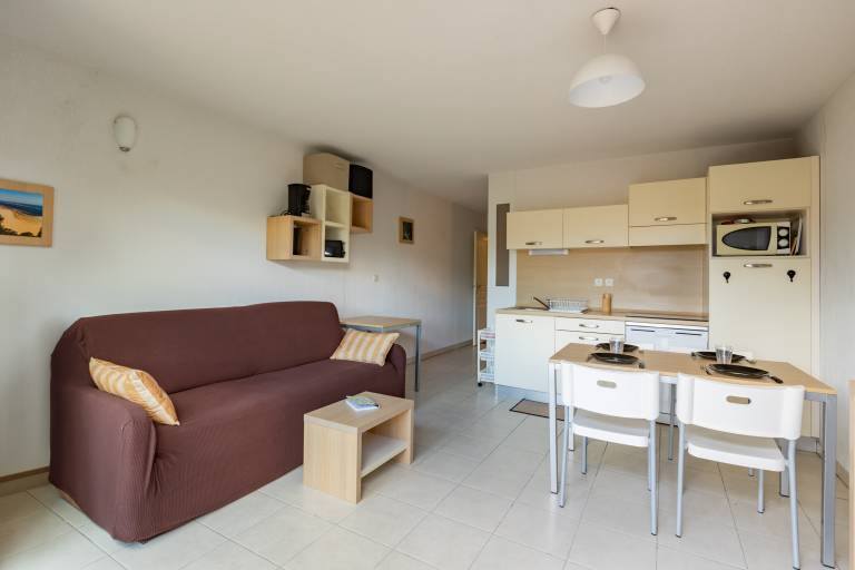 Family-oriented rental apartment with pool, BBQ & yard | Pets allowed — photo 4