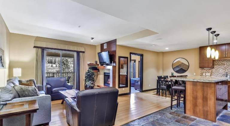 Spacious serviced apartment with jacuzzi, patio & garden | Dogs allowed — photo 3