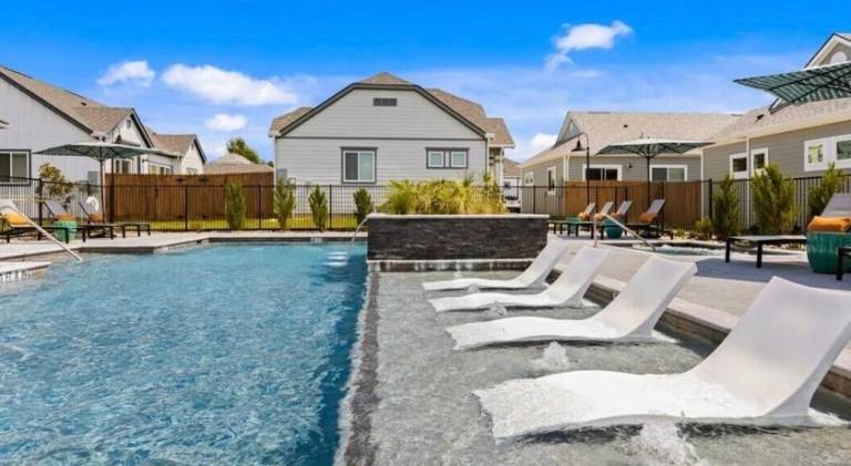 Holiday apartment with pool | Pet-friendly in Grand Prairie, TX
