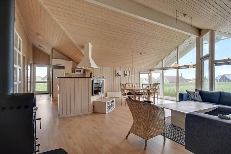 Fully equipped vacation home with hot tub, sauna & barbeque | Beach nearby | Pets allowed — photo 5