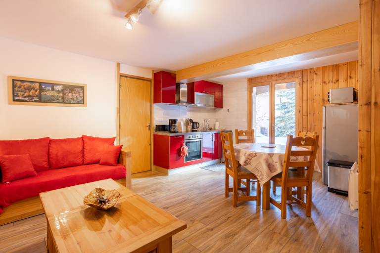 Family-oriented beautiful apartment with garden, patio & grill | Mountain view | Perfect for remote work | Pets allowed — photo 5