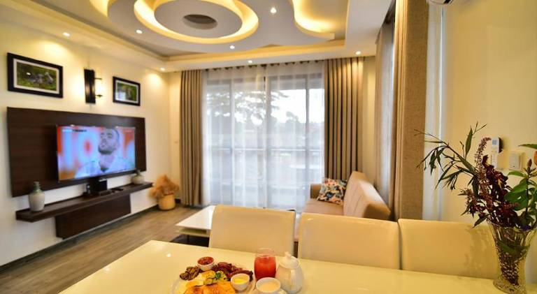 Serviced apartment with patio & pool — photo 2