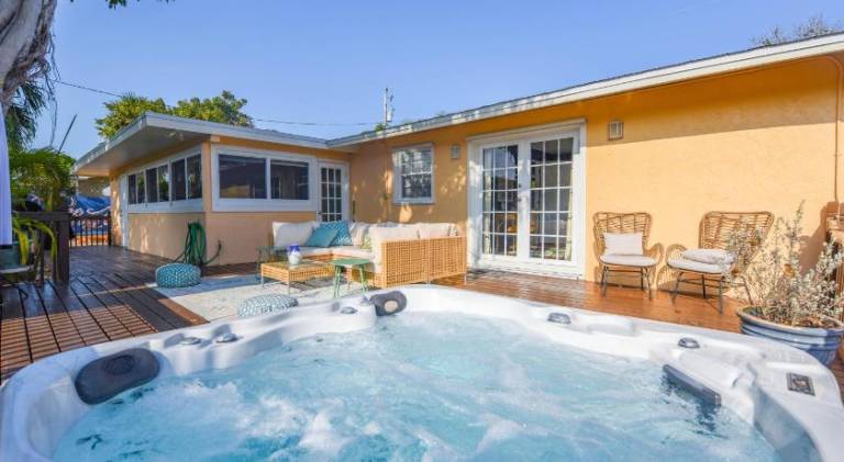 Vacation home with hot tub & pool — photo 5