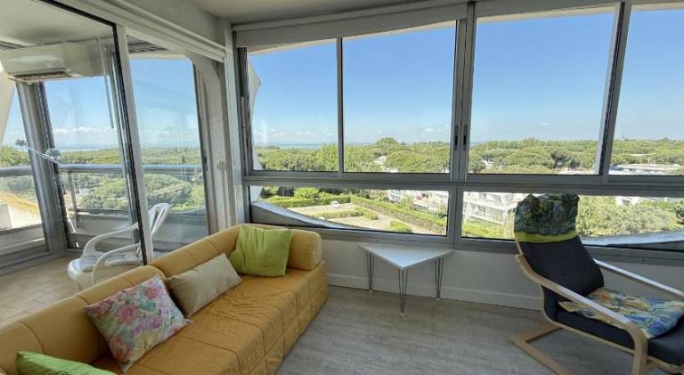 Apartment with pool — photo 4