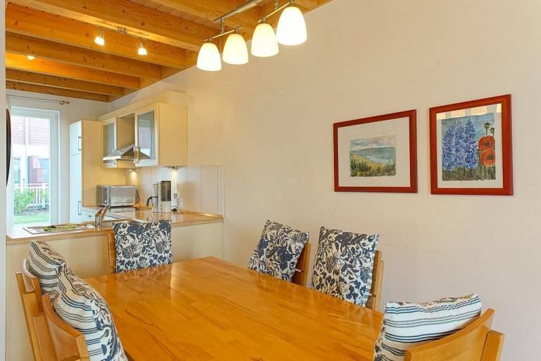 Top-Ferienhaus am Deich mit Terrasse am Wasser, Balkon, Sauna & Kaminofen — photo 4