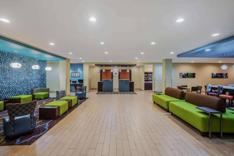 La Quinta Inn & Suites by Wyndham Beeville — photo 4