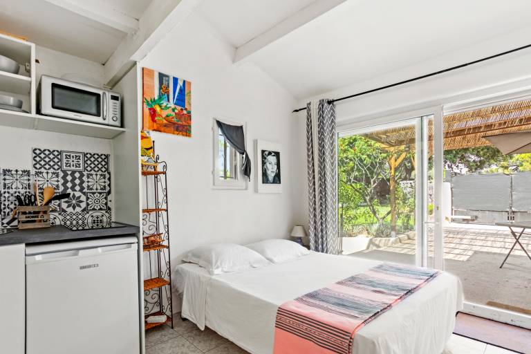 Studio Apartment 'Pinède Romane Fréjus' with Private Terrace, Wi-Fi and Air Conditioning — photo 3