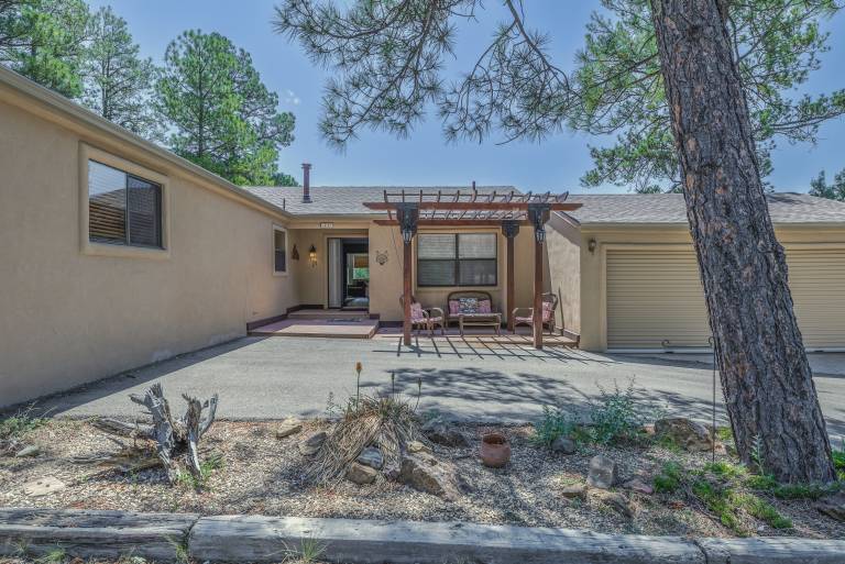 Family-oriented cabin with BBQ & jacuzzi | Mountain view | Pets allowed — photo 5