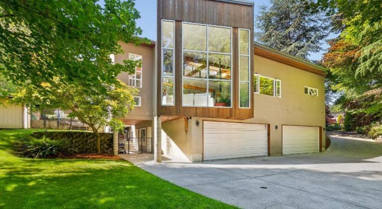 Vacation home with hot tub & pool in Tacoma, WA
