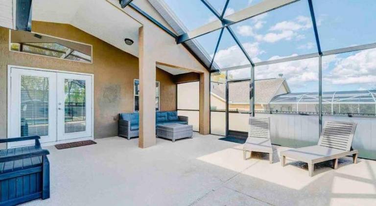 Vacation home with pool — photo 5