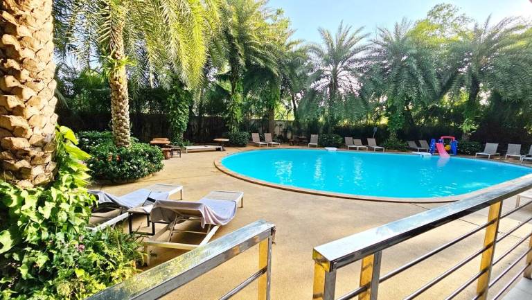 Apartment with yard & pool in Sa Khu