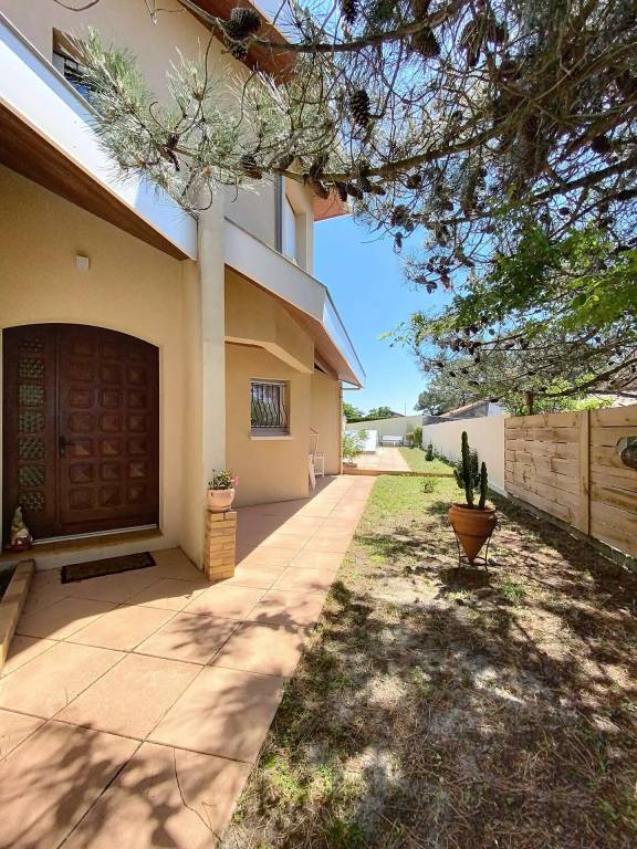 Vacation home with terrace, private pool & yard — photo 2