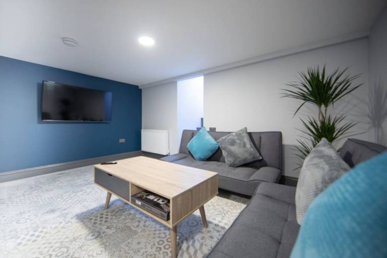Immaculate 5-Bed House in the city centre Ashford — photo 2