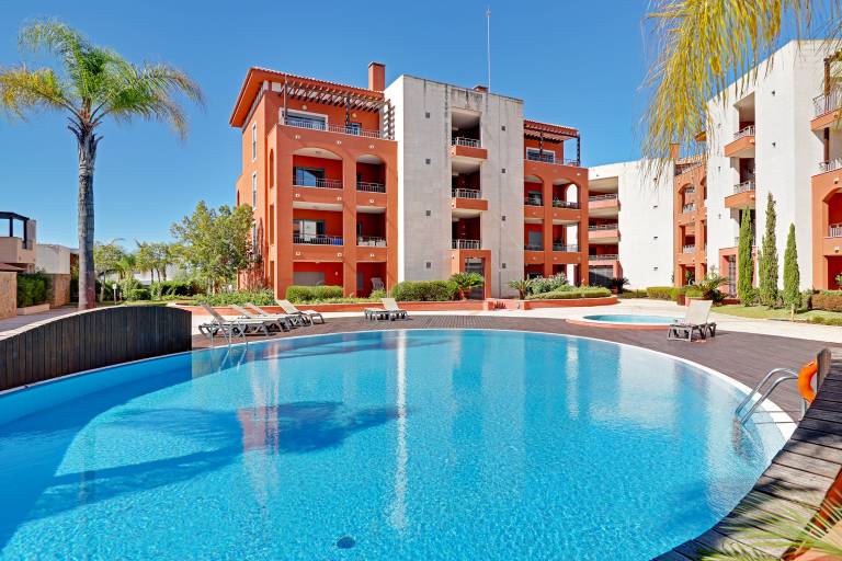 Rental apartment with yard, pool & patio in Loulé