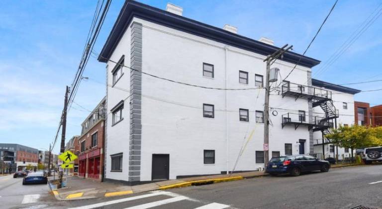 HostWise Stays - Pet Friendly Butler St Apt, Ground Floor with Private Entrance — photo 5