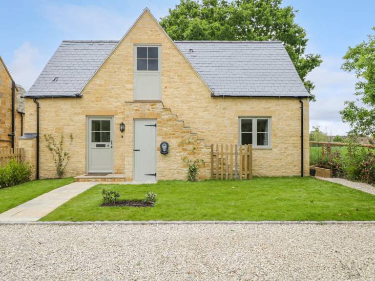 Cottage with jacuzzi & yard in Chipping Campden