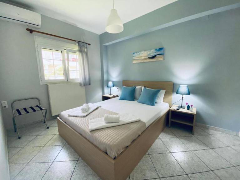 Holiday apartment with yard & terrace in Lefkada