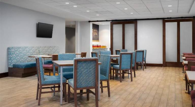 Hampton Inn & Suites Omaha-Downtown — photo 5