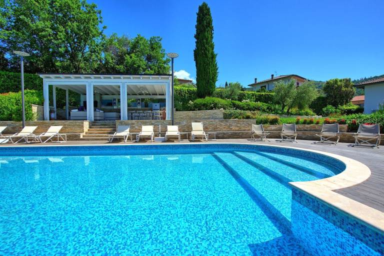 Villa with BBQ, hot tub & private pool — photo 3
