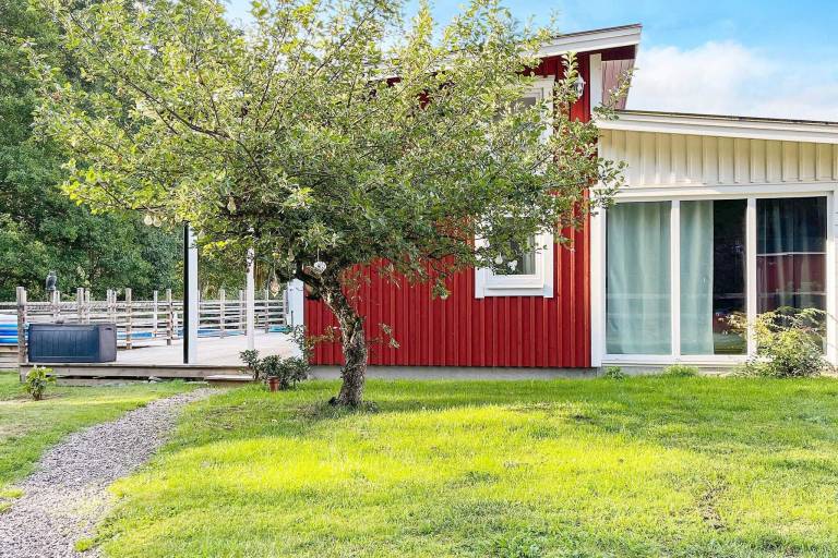 Fully equipped vacation home with yard & pool | Pets are welcome — photo 2