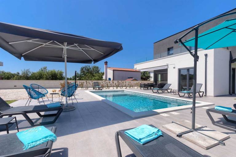 Amazing newly-built 4-BR villa with private pool, close to beaches — photo 2
