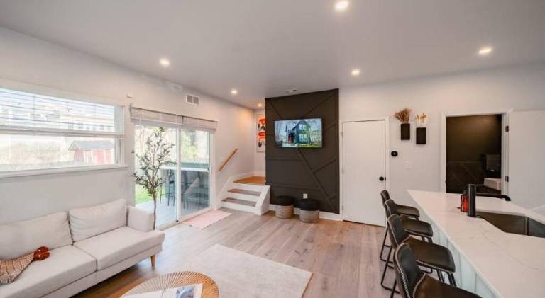 Vacation home with jacuzzi in Cleveland, OH