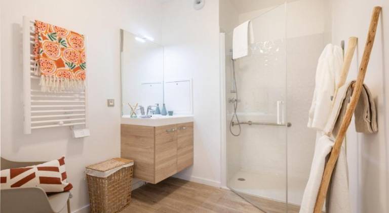 Serviced apartment with terrace & yard — photo 2