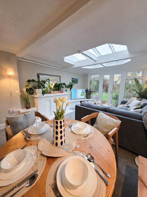 Cosy 2-Bed Flat with Wi-Fi Near Station, Beach in Folkestone