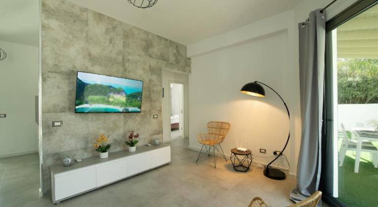 Beautiful villa with jacuzzi & pool | Next to the beach | Pets are welcome — photo 2
