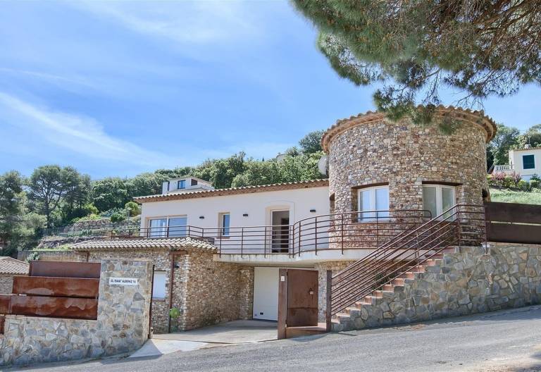 Fully equipped big villa with grill, private pool & yard | Pet-friendly — photo 2