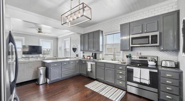 Vacation home with BBQ, garden & private pool in Galveston, TX