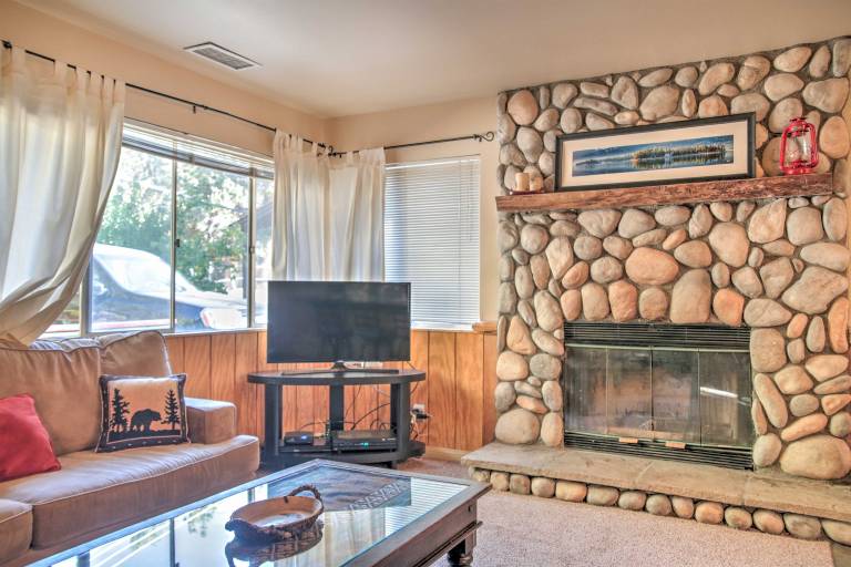 Serene Cabin w/ Hot Tub < 1 Mi to Bear Mountain! — photo 5