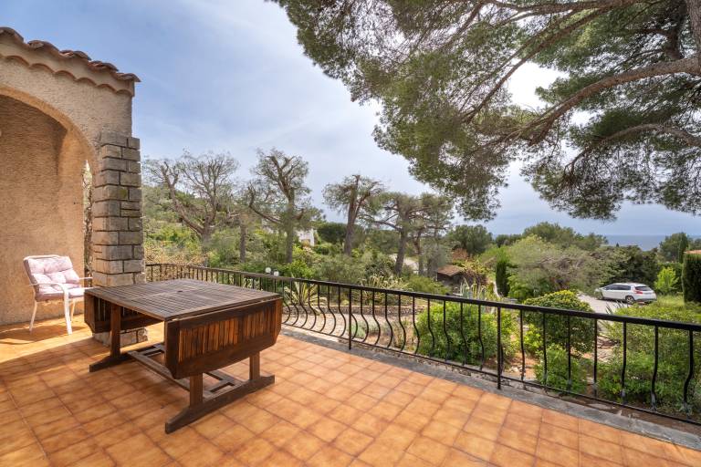 Villa 'Les Aloes' with Shared Pool, Shared Terrace and Wi-Fi in Bandol