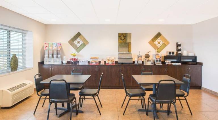 Microtel Inn & Suites by Wyndham Quincy Downtown/River Area — photo 4
