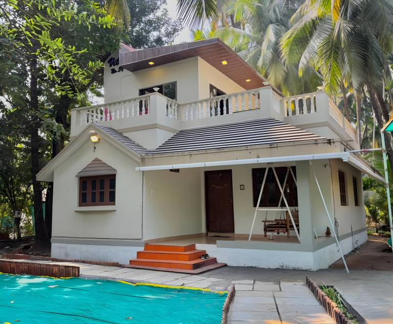 Villa with yard & pool in Alibag