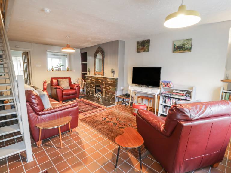 Cottage with yard & terrace | Beach view — photo 3