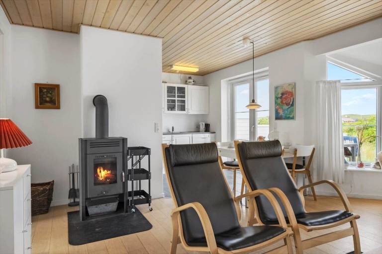 Fully equipped pleasant vacation home with hot tub, sauna & patio | Close to the beach | Pet-friendly — photo 4