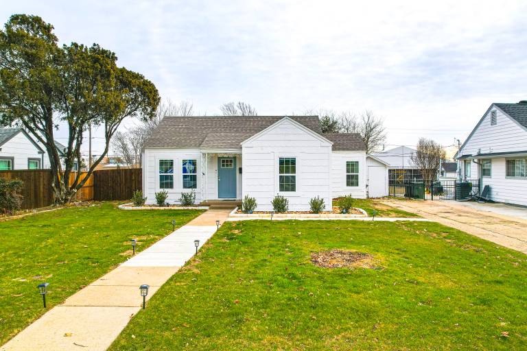 1 Block to Dallas Stadium! Home w/ Hot Tub! — photo 3
