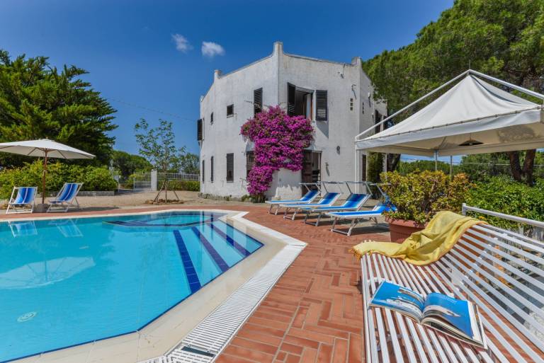 Villa with yard, grill & private pool — photo 5