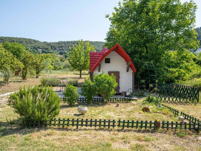 Vacation home with patio, yard & barbeque in Sibenik